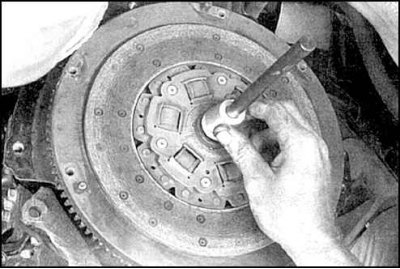 2. Установите сцепление, совместив метки, и заверните болты от руки.