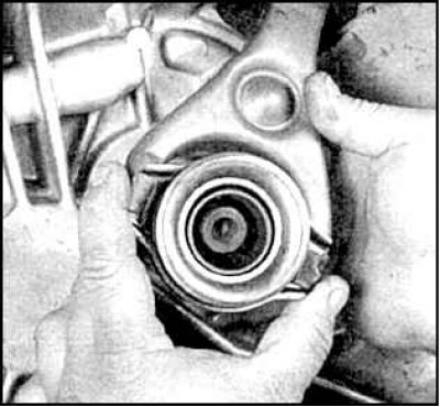 2. Снимите трансмиссию.