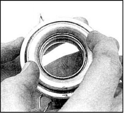 3. Достаньте пружинную скобу из шаровой опоры вилки, отсоедините вилку от шаровой опоры и снимите…