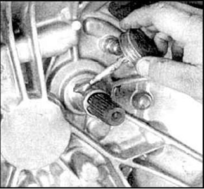 5. В противном случае подшипник замените. Промывать подшипник в растворителе запрещается.