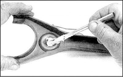 6. Смажьте направляющую втулку подшипника и шлицы первичного вала тугоплавкой смазкой.