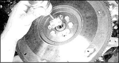 3. Вытрите смазку и проверьте состояние подшипника, осветив его в отверстии.