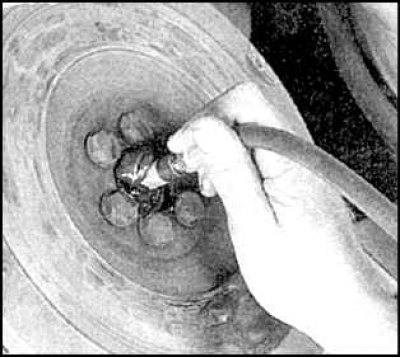 5. При отсутствии съемника удалите подшипник с помощью гидроудара.