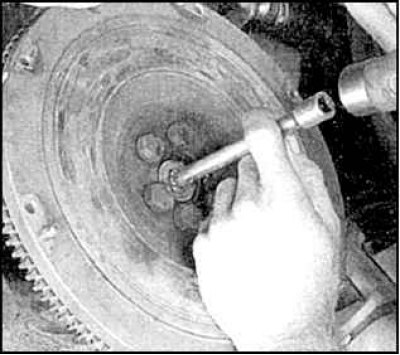 6. Для этого заполните углубление в коленвале густой смазкой, тщательно удалив воздух.