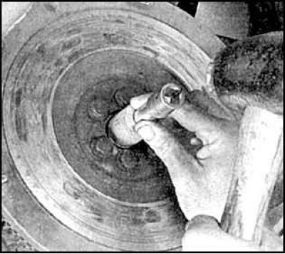 8. Достаньте подшипник и удалите всю смазку.