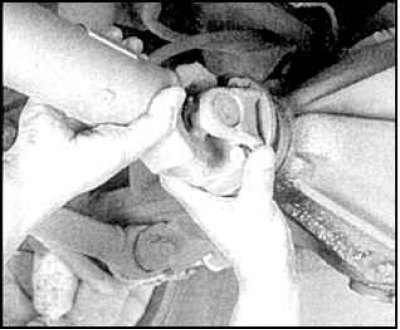 4. Проверьте вращением колеса шумы, исходящие от шарниров.