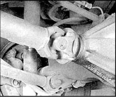 1. Поднимите автомобиль.