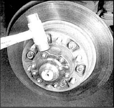 2. Отверните болты крепления фланца.