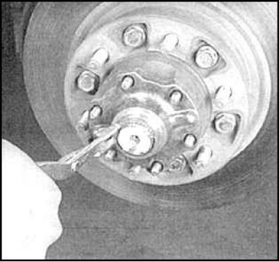 3. Латунным молотком ослабьте и снимите коническую шайбу.