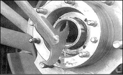 4. Осмотрите полуось.