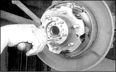 2. Снимите полуось.