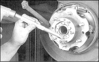 3. Отверните стопорные винты.