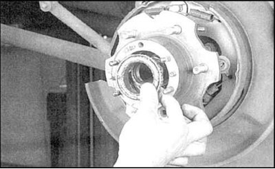 5. Снимите стопорное кольцо.