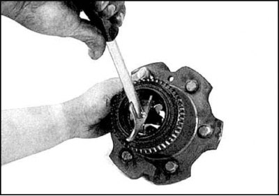 7. Достаньте ступицу и положите на чистую поверхность так, чтобы внутренний подшипник был обращен…