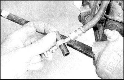 1. Отверните болт штуцера и отсоедините шланг тормоза.