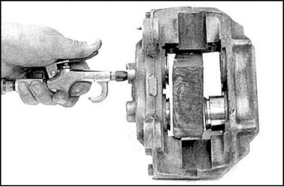 4. Снимите кольцо крепления чехла и чехол поршня.