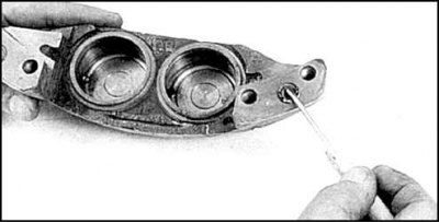 6. На 4-цилиндровых суппортах отверните стяжные болты (указаны стрелками).