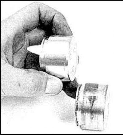 11. На одноцилиндровом суппорте выбейте из кронштейна втулки и снимите пылезащитные чехлы.