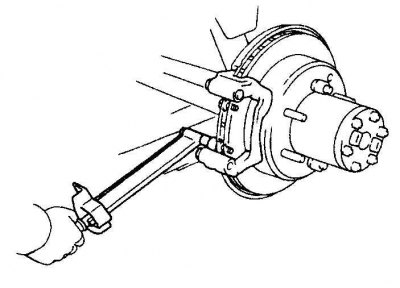 4. На передних дисковых тормозах снимите колодки, снимите суппорт, отведите в сторону и закрепите.