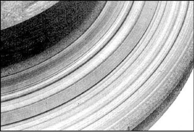 5. На задних тормозах снимите кронштейн суппорта, отвернув болты.