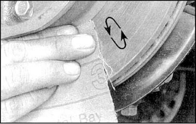 7. Проверьте биение, установив стрелочный индикатор в 13 мм от края диска.