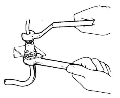 1. Поднимите автомобиль и снимите колесо.