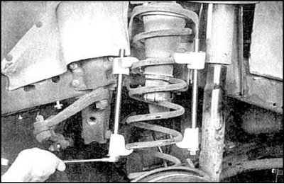 4. Осторожно опустите мост так, чтобы пружины полностью растянулись.