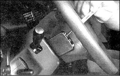 1. Выставьте руль в положение езды по прямой и отсоедините батарею от массы.