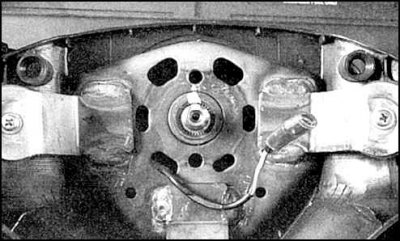 4. На автомобилях без подушки безопасности отверните винты крепления звукового сигнала.