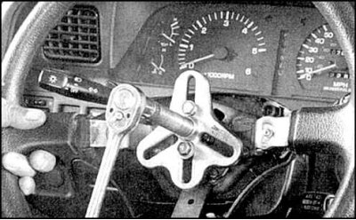 5. Отверните гайку и обозначьте положение руля относительно вала. Вращение вала после снятия…