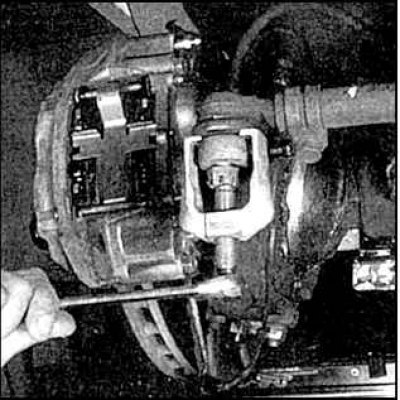 2. Расшплинтуйте и отпустите корончатую гайку шарового шарнира, гайку полностью не отворачивать.