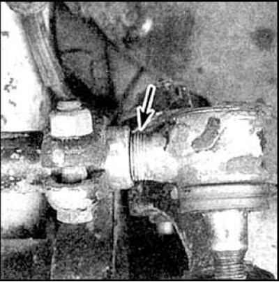 3. Съемником выпрессуйте палец шарнира из проушины рычага поворотного кулака.