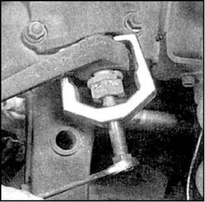 2. Отпустит гайку сошки. Обозначьте положение сошки относительно вала редуктора.