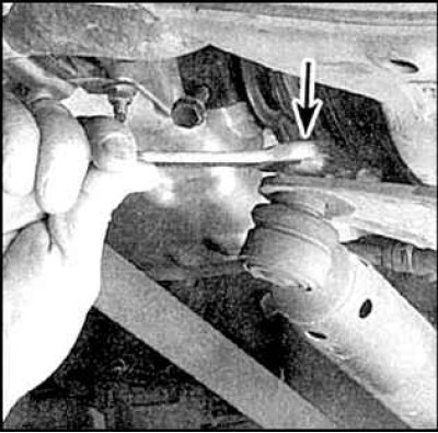 1. Отсоедините гаситель колебаний, выполнив действия по п. 2.