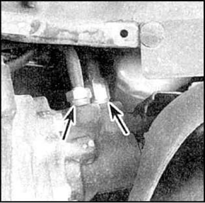 1. Поднимите передок автомобиля.