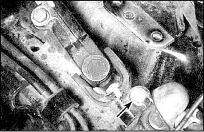 2. Отверните и заглушите штуцера (указаны стрелками).