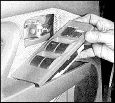 3. На автомобилях с ручным стеклоподъемником снимите рукоятку стеклоподъемника, для чего с удалите…