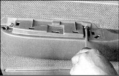 4. На автомобилях с электроприводом стеклоподъемника подденьте и достаньте из подлокотника пластину…