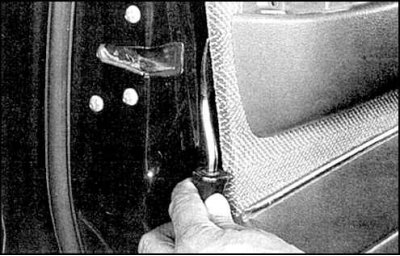 5. Отверните винты и снимите подлокотник.