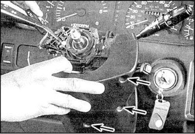 2. Отверните винты кожуха рулевой колонки.