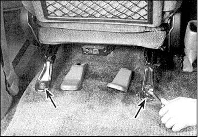 1. Для доступа к болтам крепления сместите сиденье вперед до упора, а затем назад.