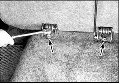 1. Для доступа к болтам крепления заднего сиденья удалите заглушки. Отверните болты, приподнимите…
