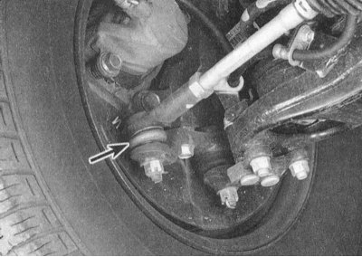 2. Проверьте протекторы колес на наличие следов неравномерного износа (см. Раздел Проверка…