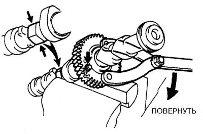 9. Для демонтажа сборки шестерни зажмите выпускной распределительный вал за лыски в тиски с мягкими…