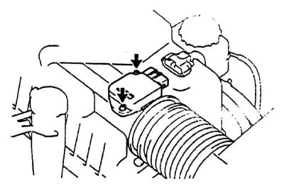 1. Отсоедините от датчика MAF электропроводку и отделите сборку воздухоочистителя от рукава…
