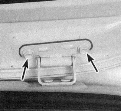 3. Отсоедините электропроводку, проложенную между дверью задка и кузовом автомобиля. Для этого…