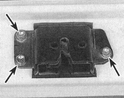 6b. Снимите приводной механизм. Облицовочная панель номерного знака крепится к двери задка…