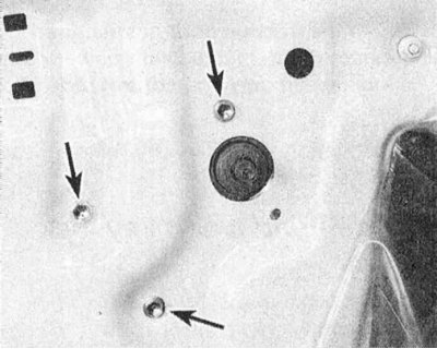 4a. На моделях с ручным приводом стеклоподъемников...
