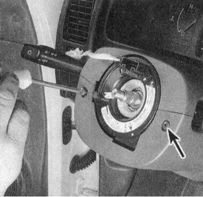 3. Снимите рулевое колесо (см. Главу Подвеска и рулевое управление).