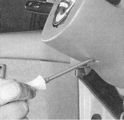 4a. Выверните передние винты крепления кожуха рулевой колонки (обратитесь к сопроводительной…